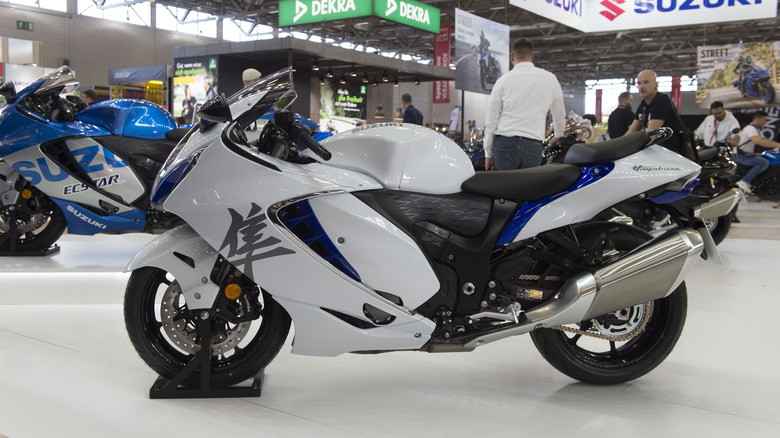 white suzuki hayabusa