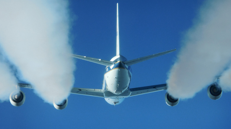 exhaust contrails from airplane engines