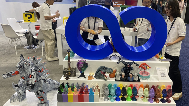 ELEGOO logo with 3D printed models 