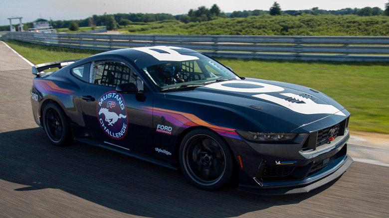 Ford Mustang Dark Horse R