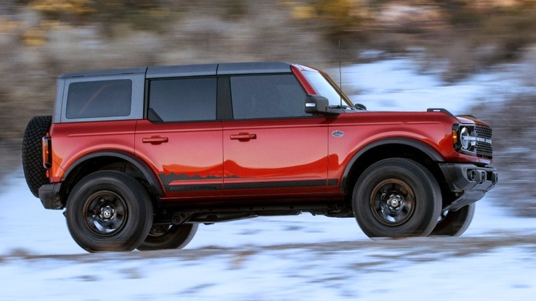 Ford Bronco Wildtrak driving in snow