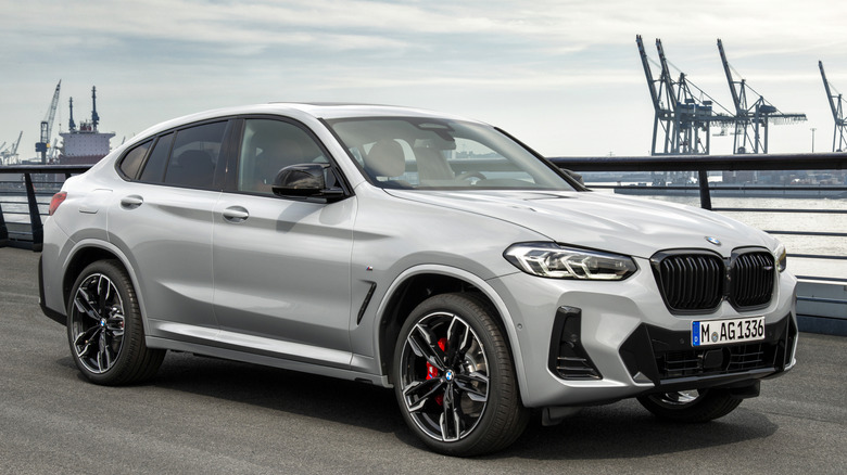 Front 3/4 view of BMW X4 Coupe SUV