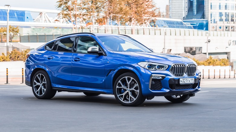 G06 BMW X6 M50i on road