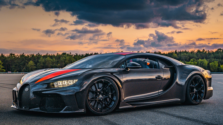 Front 3/4 view of Bugatti Chiron Super Sport 300+