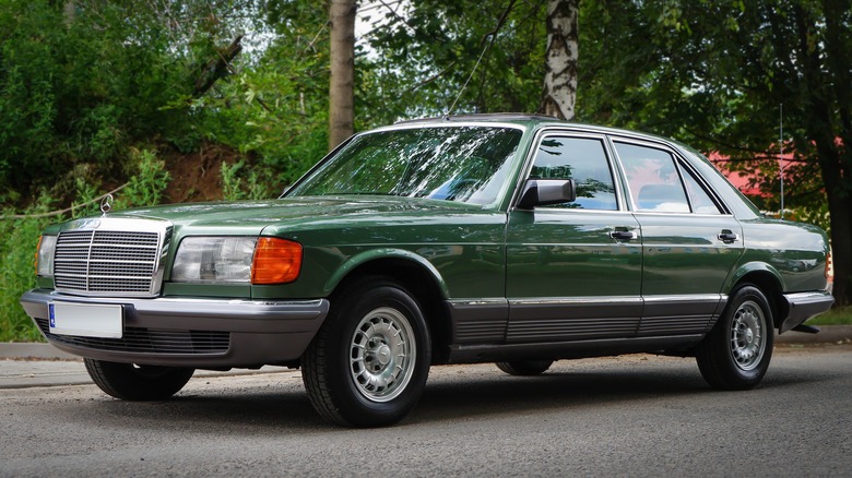 A green Mercedes-Benz 380 SE car parked on street