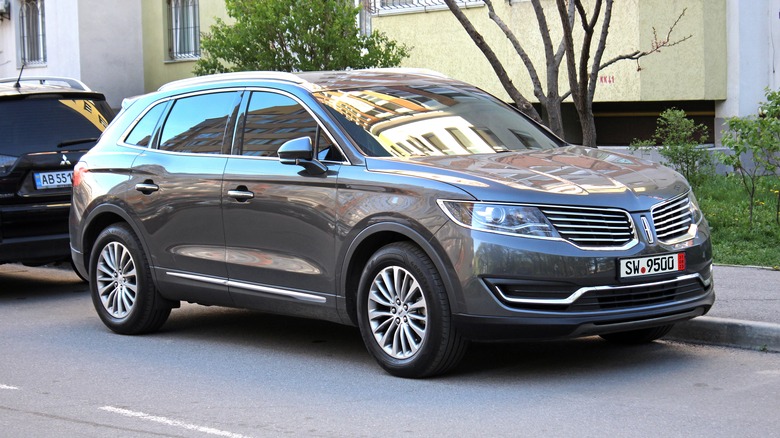 2016 Lincoln MKX parked