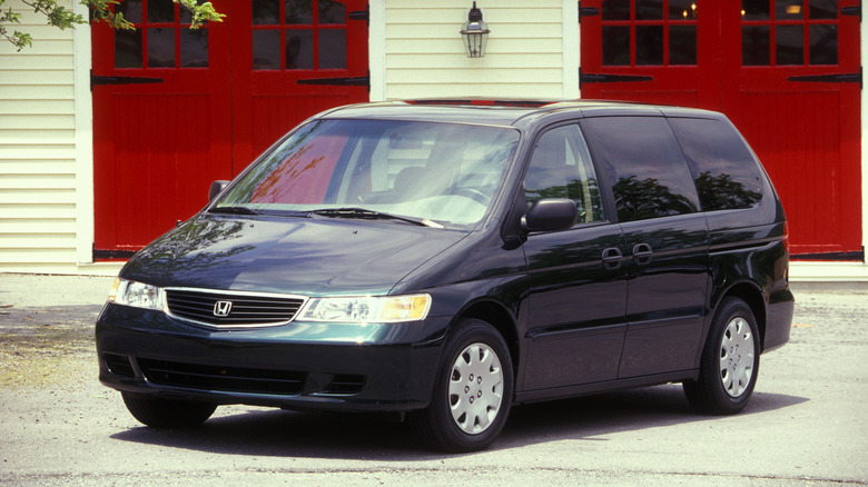 The 1999 Honda Odyssey in dark green, front 3/4 view