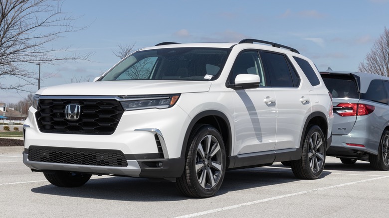 The 2024/2025 Honda Pilot in white, front 3/4 view