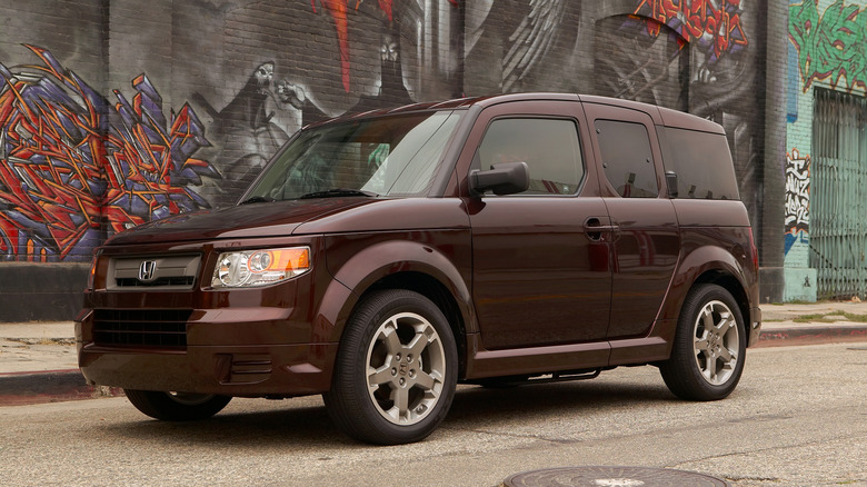 Purple 2006 Honda Element SC in urban conditions