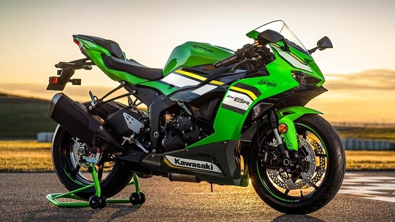 Green and whtie 2024 Zx-6R on track stand