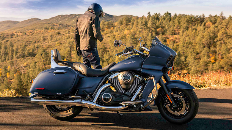 Person standing behind a Vulcan 1700 Vaquero