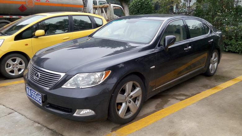 Lexus LS460L sedan, which uses a 4.6L 1UR-FE V8 engine