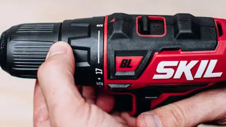 Adjusting Skil cordless drill