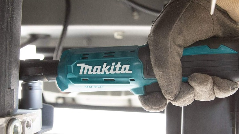 using Makita ratchet wrench on fastener