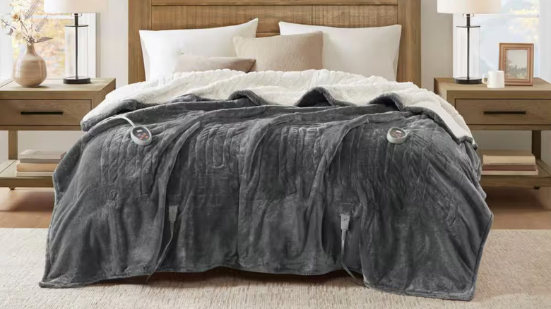 Heated Plush to Berber electric blanket on a king-size bed.