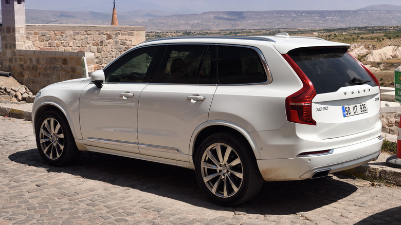 White Volvo XC90 arid road