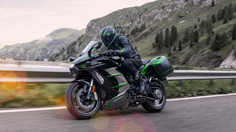 kawasaki h2 SE on mountain road