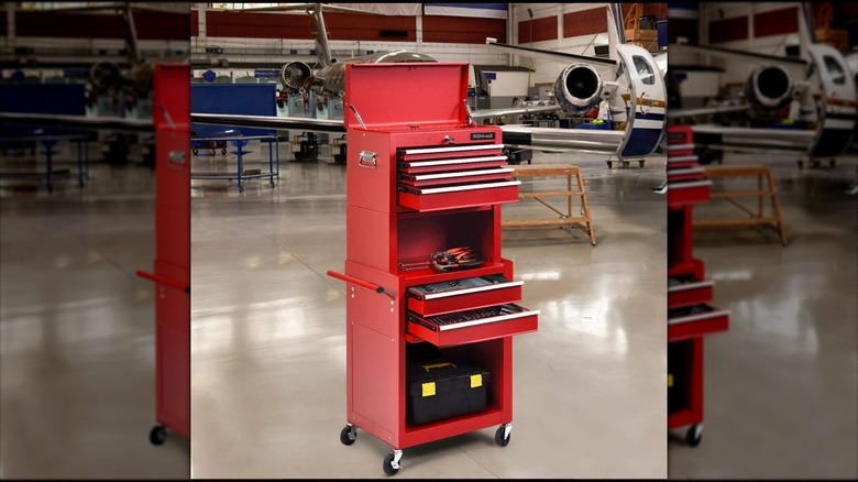 Goplus tool chest in airplane hangar