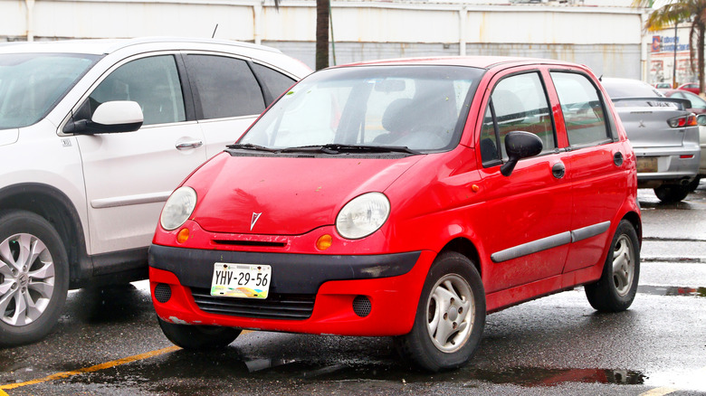 A Pontiac Matiz in red, front 3/4 view