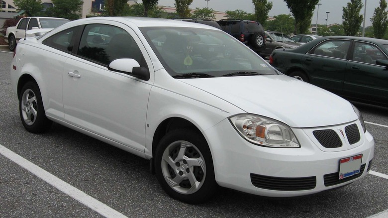 The Pontiac G5 in white, front 3/4 view