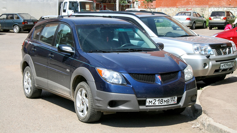 A Pontiac Vibe in navy blue on Russian plates, front 3/4 view