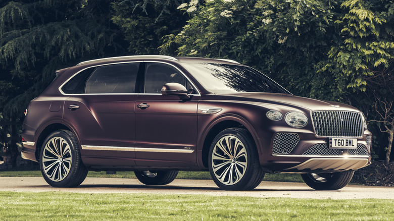 Front 3/4 view of Bentley Bentayga