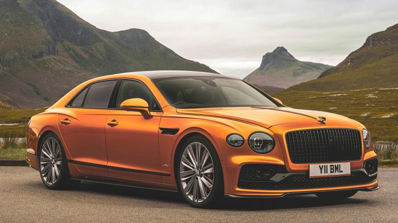 Front 3/4 view of Bentley Flying Spur