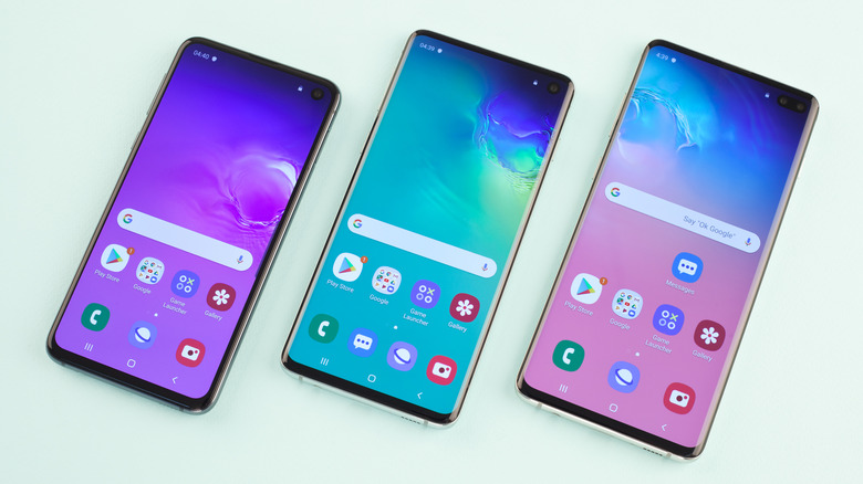 Samsung Galaxy S10e, S10, and S10+ showing home pages