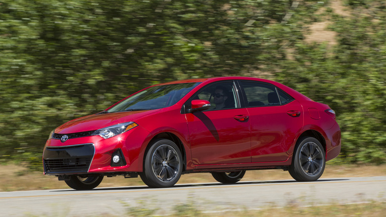 Toyota Corolla Sedan E170 dynamic