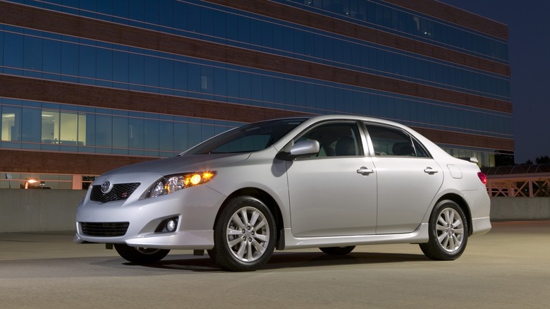 Toyota Corolla Sedan E150 front 3/4 and side profile