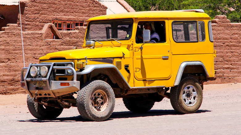 yellow toyota land cruiser j40