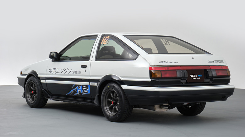 White Toyota Sprinter Trueno AE86 with hydrogen propulsion