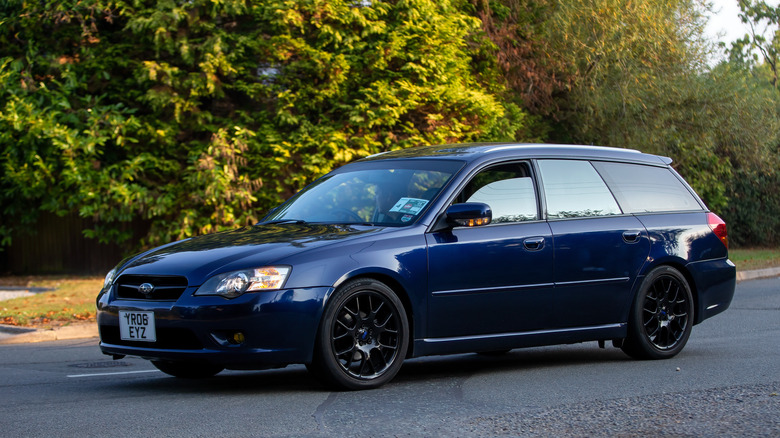 A blue Toyota Avensis wagon