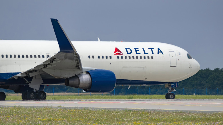 delta aircraft on tarmac