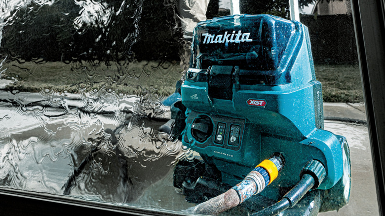 Cleaning outdoor glass with Makita's washer