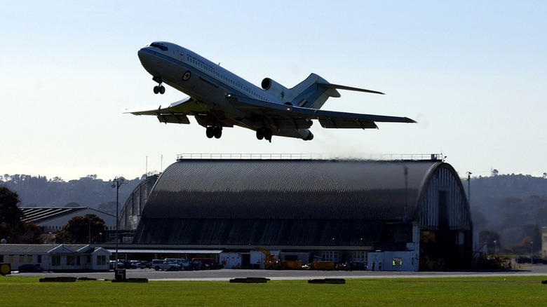 727-100 taking off