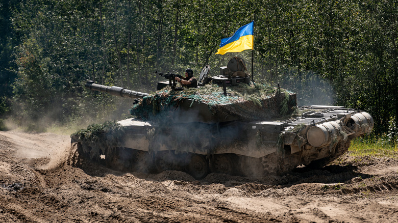 Challenger 2 Ukrainian flag