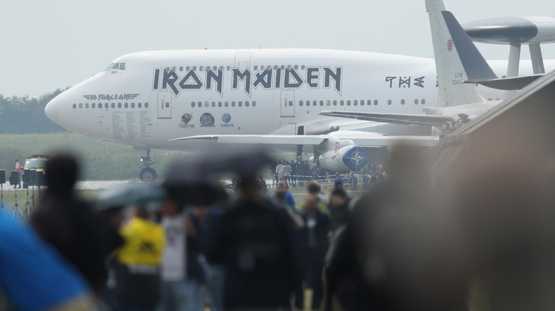 Fans watching Ed Force One land