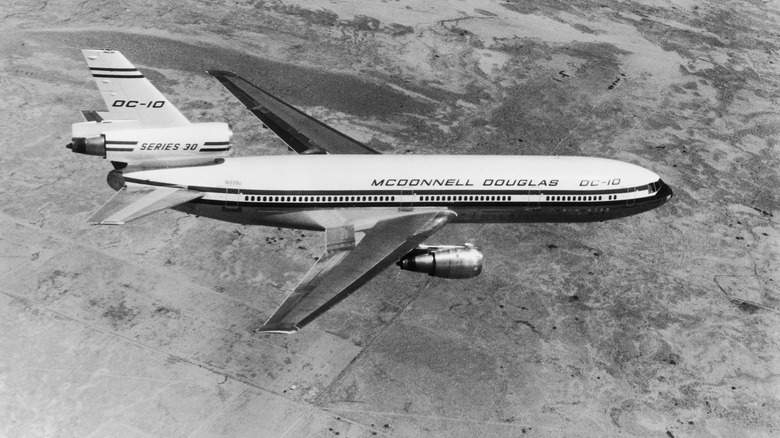 DC-10-30 in flight