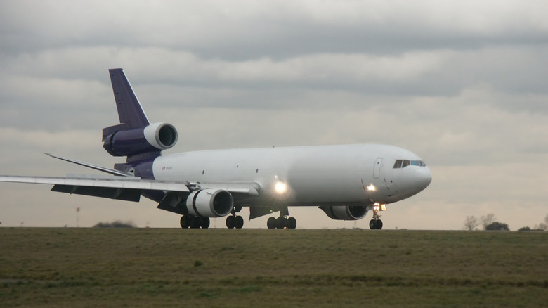  Douglas MD-11 takeoff