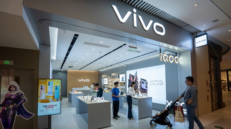 Person outside a Vivo store