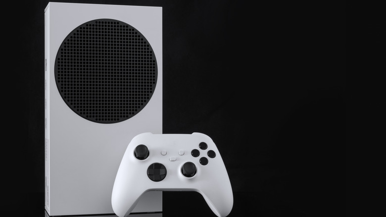 The Xbox Series S and white Xbox controller