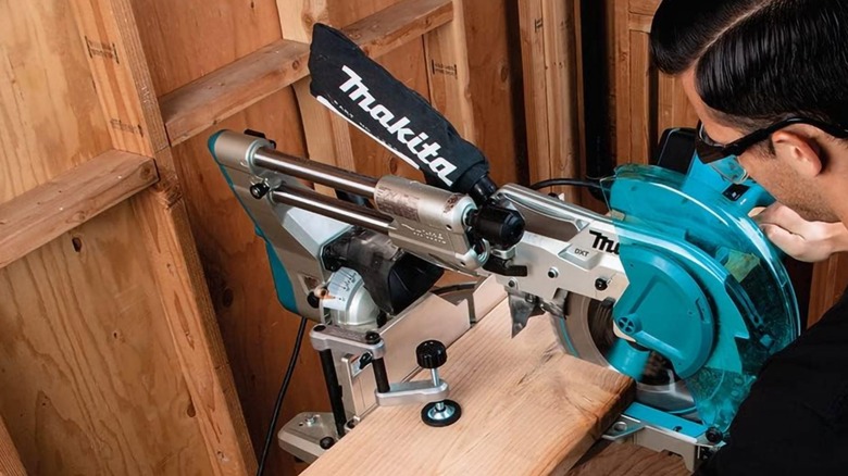 Makit miter saw at work