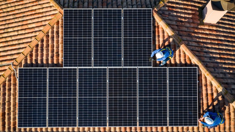 Rooftop solar panel array