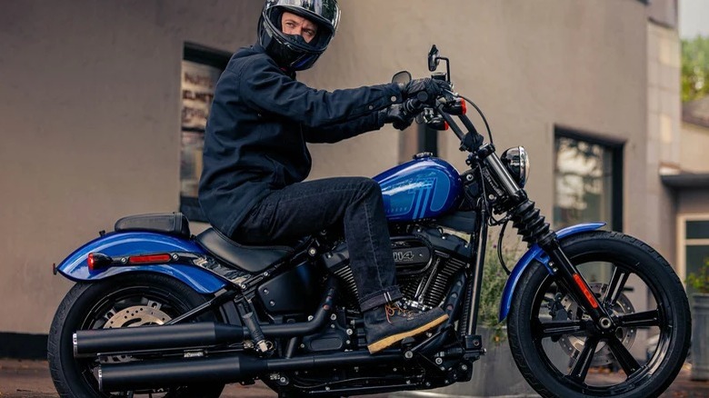 Man sitting on Street Bob 114