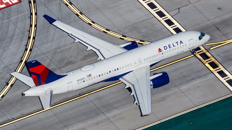 Delta A220 at LAX