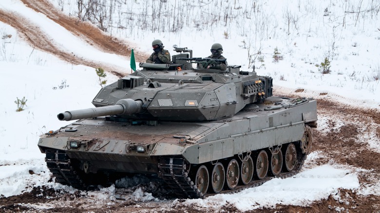 leopard 2 in snowy climate