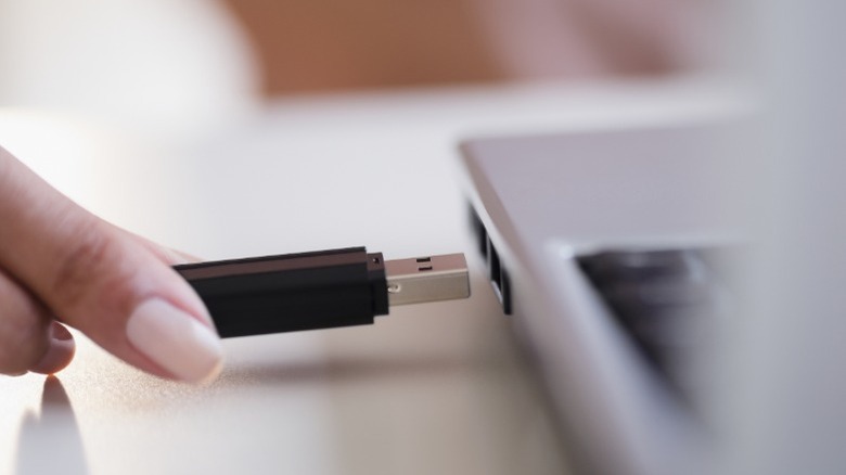 Conectar um cabo USB-A em um laptop