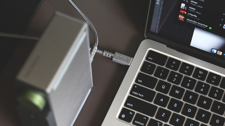 Aplicar um laptop usando um cabo USB-C