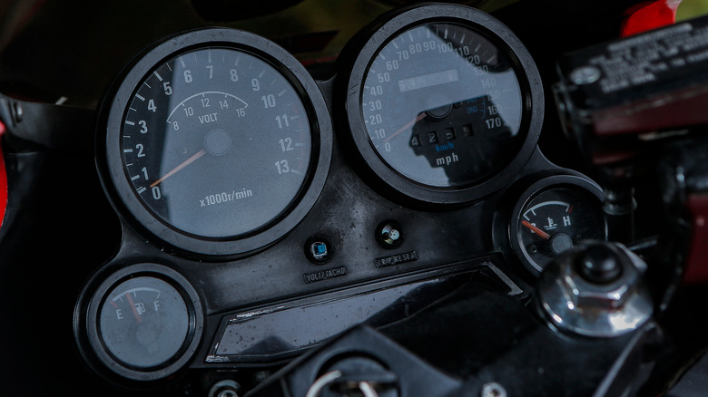 Kawasaki GPZ 900 R dials